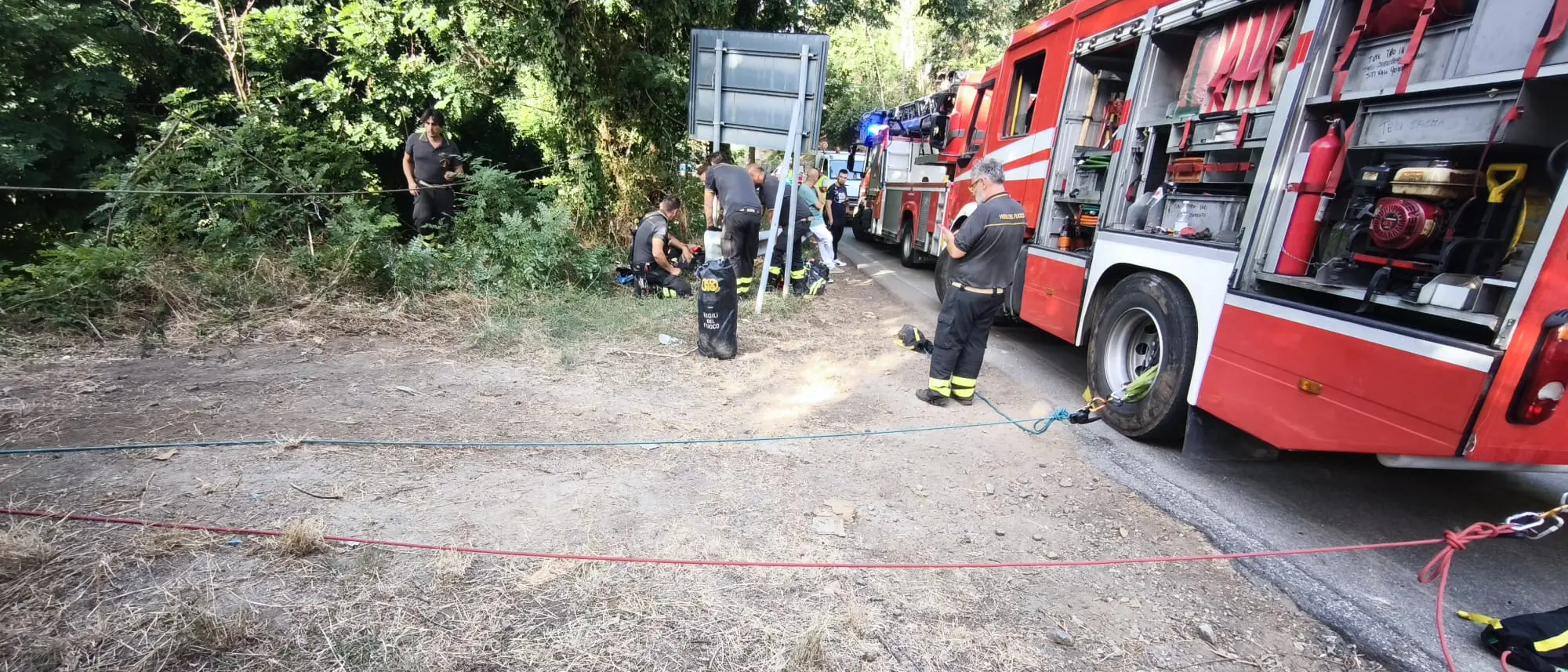 Tragedia sulla Provinciale per Santo Stefano in Aspromonte, due giovani precipitano in un dirupo: morto un 24enne, ferito l’amico\n