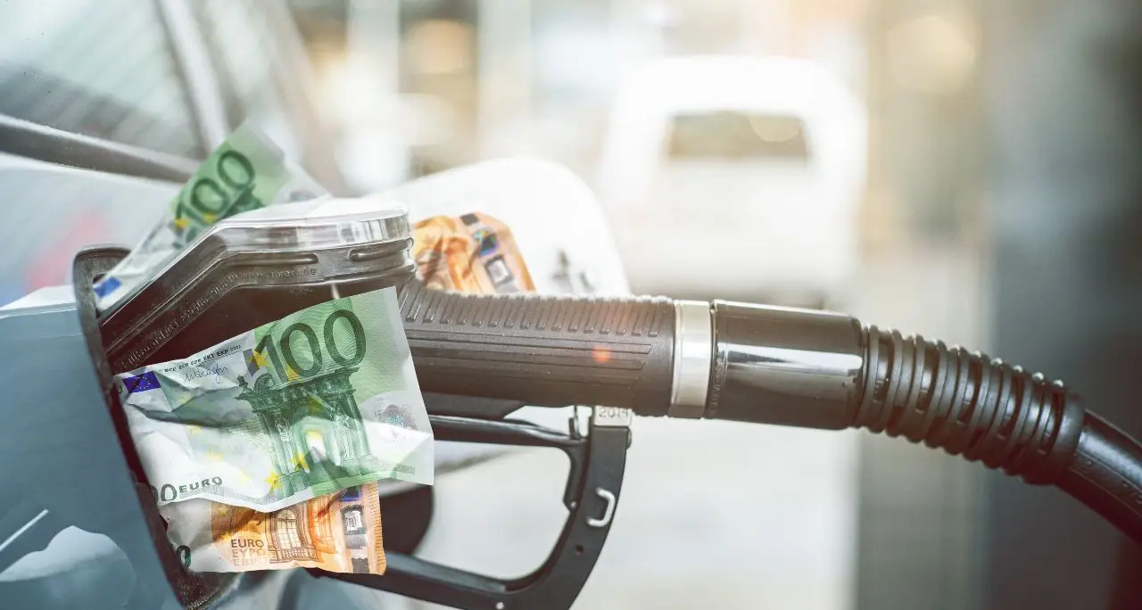 La rapina al distributore: la parabola delle accise e la resa del governo. A pagare il conto sono sempre i cittadini\n\u00A0\n
