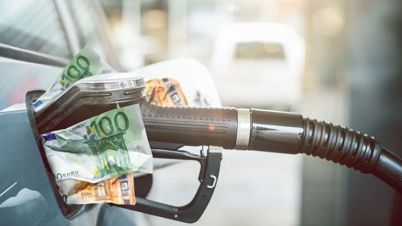 La rapina al distributore: la parabola delle accise e la resa del governo. A pagare il conto sono sempre i cittadini\n\u00A0\n