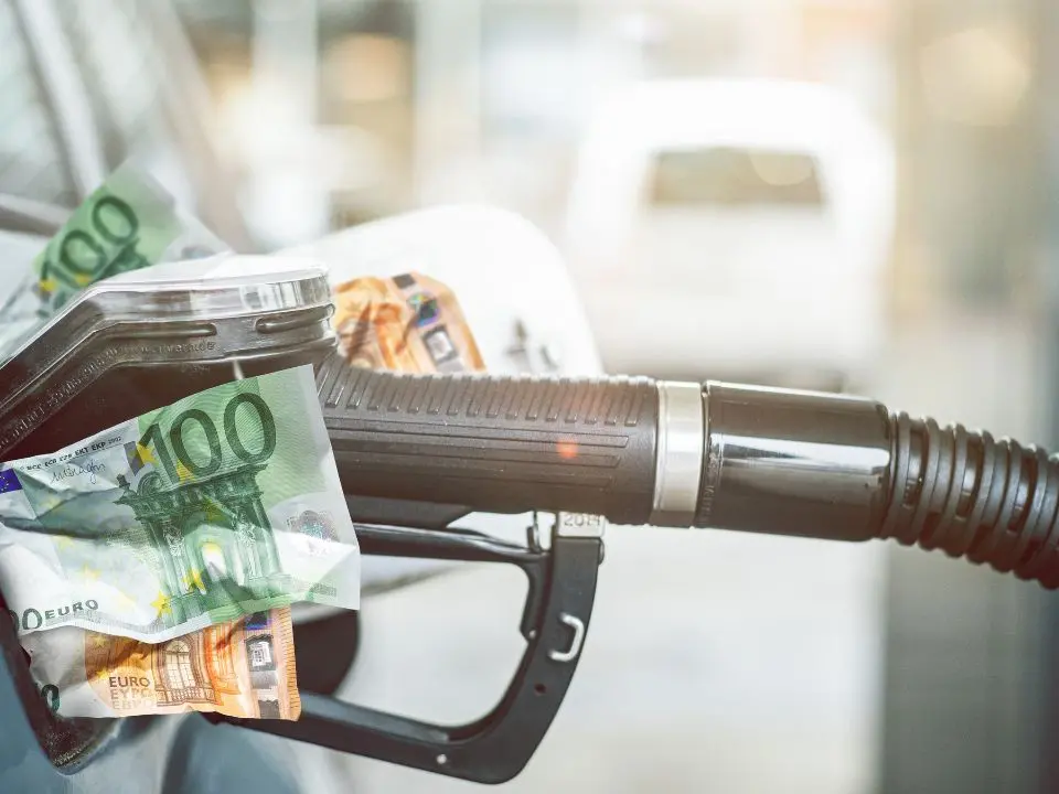 La rapina al distributore: la parabola delle accise e la resa del governo. A pagare il conto sono sempre i cittadini