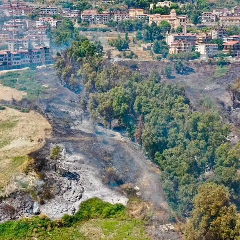 Inferno di fuoco a Stilo, il Comune: «Una strategia che lascia sgomenti»\n