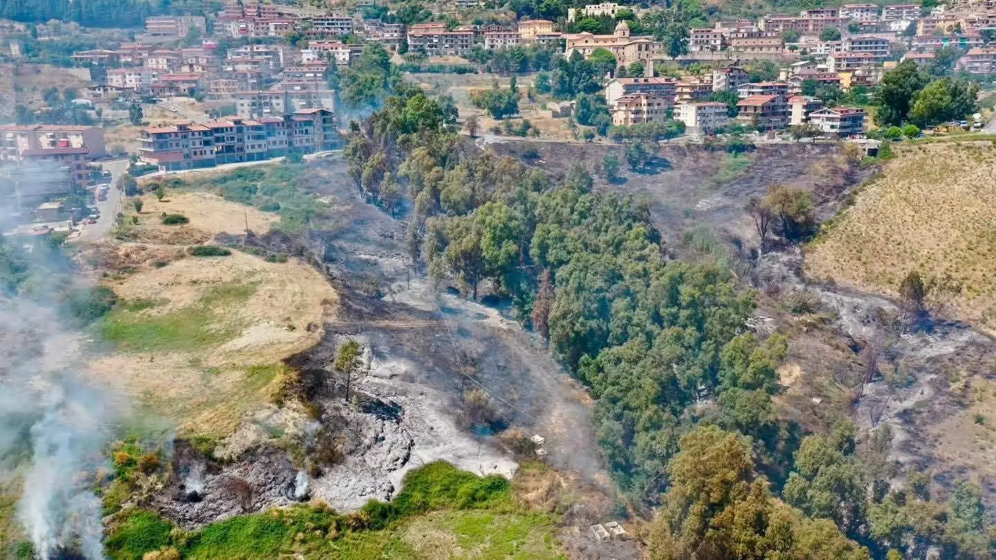 Inferno di fuoco a Stilo, il Comune: «Una strategia che lascia sgomenti»\n
