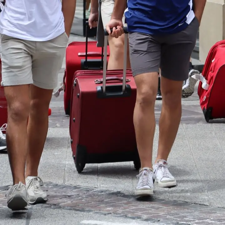 <p>Emorragia inarrestabile, la Calabria continua a svuotarsi: Crotone e Reggio Calabria sul podio nazionale</p>