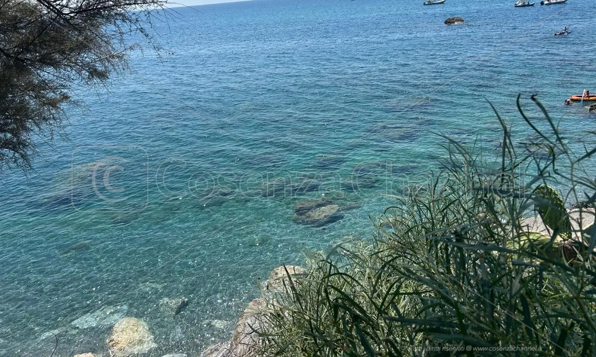 Tirreno cosentino, torna il mare pulito: acque limpide dopo due giorni di disagi\n