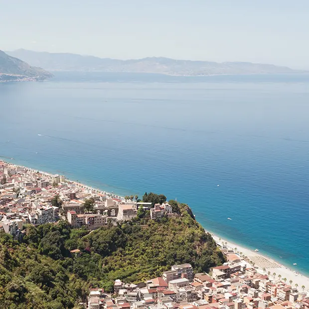 Bagnara, mare sporco e spiaggia interdetta: la rete fognaria cede ancora\n