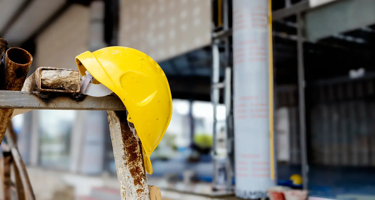 <p>Incidente sul lavoro a Belcastro, operaio <span style=\"color:hsl(0, 75%, 60%);\">cade da un’impalcatura</span>: è grave</p>