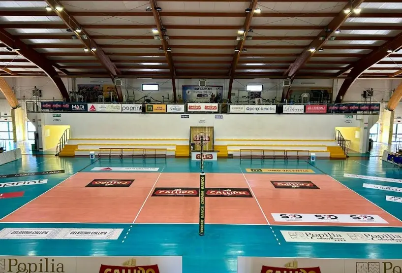 Tonno Callipo, inizia la sfida della nuova Serie A3. Il ds Defina fissa il traguardo: «Puntiamo ai posti che valgono l’A2»\n