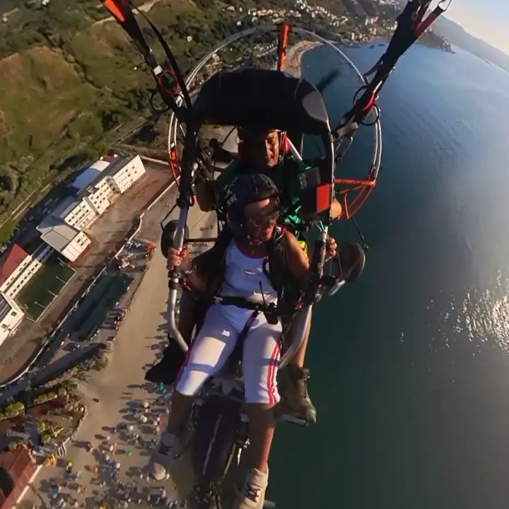 Pizzo, in volo con mamma: «Prendiamo una nuvola e portiamola\u00A0ai nipotini», a 85 anni sul parapendio a motore insieme al figlio\n