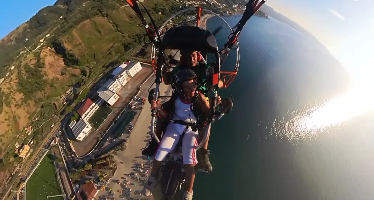 Pizzo, in volo con mamma: «Prendiamo una nuvola e portiamola\u00A0ai nipotini», a 85 anni sul parapendio a motore insieme al figlio\n