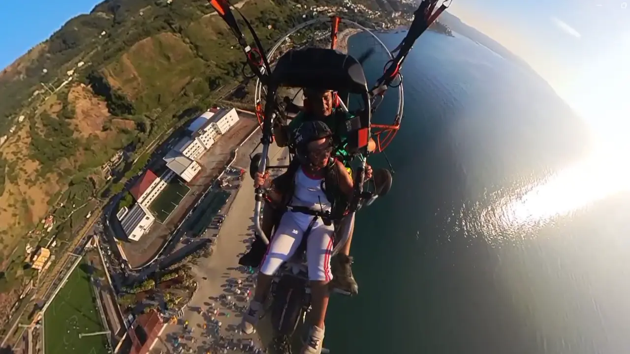 Pizzo, in volo con mamma: «Prendiamo una nuvola e portiamola\u00A0ai nipotini», a 85 anni sul parapendio a motore insieme al figlio\n