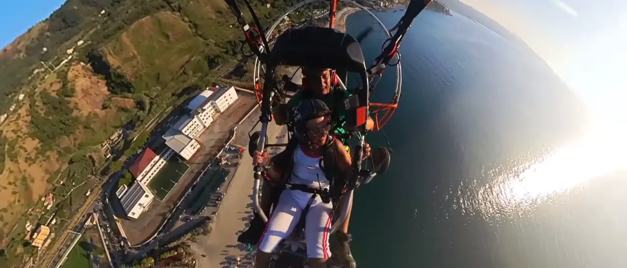 Pizzo, in volo con mamma: «Prendiamo una nuvola e portiamola\u00A0ai nipotini», a 85 anni sul parapendio a motore insieme al figlio\n
