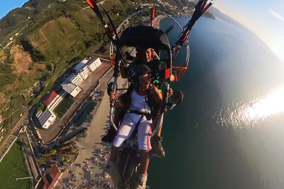 Pizzo, in volo con mamma: «Prendiamo una nuvola e portiamola\u00A0ai nipotini», a 85 anni sul parapendio a motore insieme al figlio\n