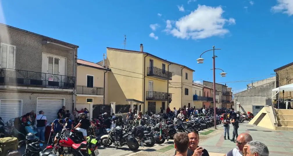 Il Motoraduno di San Lorenzo del Vallo fa tappa a Cassano: i bikers alla scoperta del centro storico\n