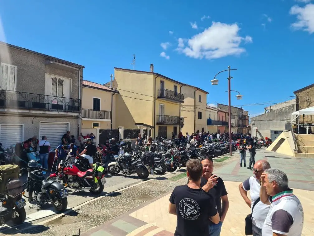 Il Motoraduno di San Lorenzo del Vallo fa tappa a Cassano: i bikers alla scoperta del centro storico\n