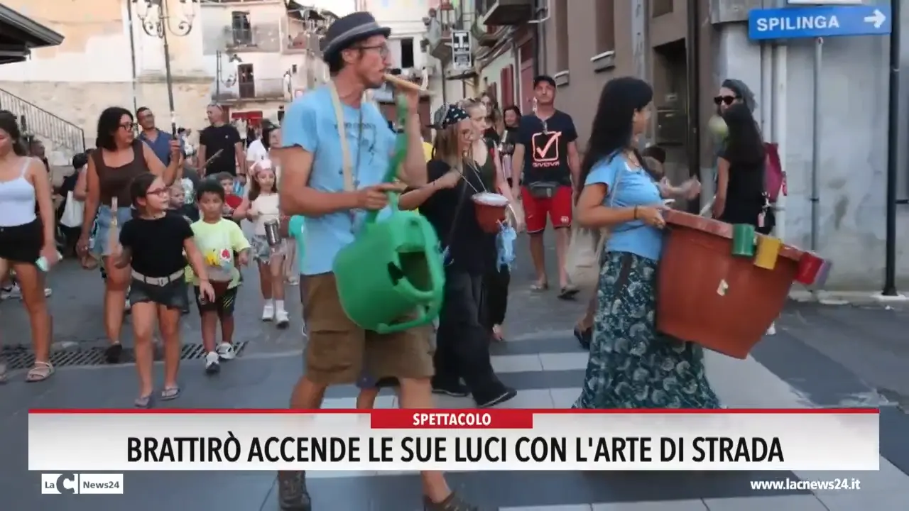 Brattirò accende le sue luci con l'arte di strada