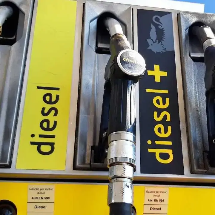 <p>Carburanti, gasolio a 2,7 euro mentre in autostrada supreme diesel supera i 3 euro al litro</p>