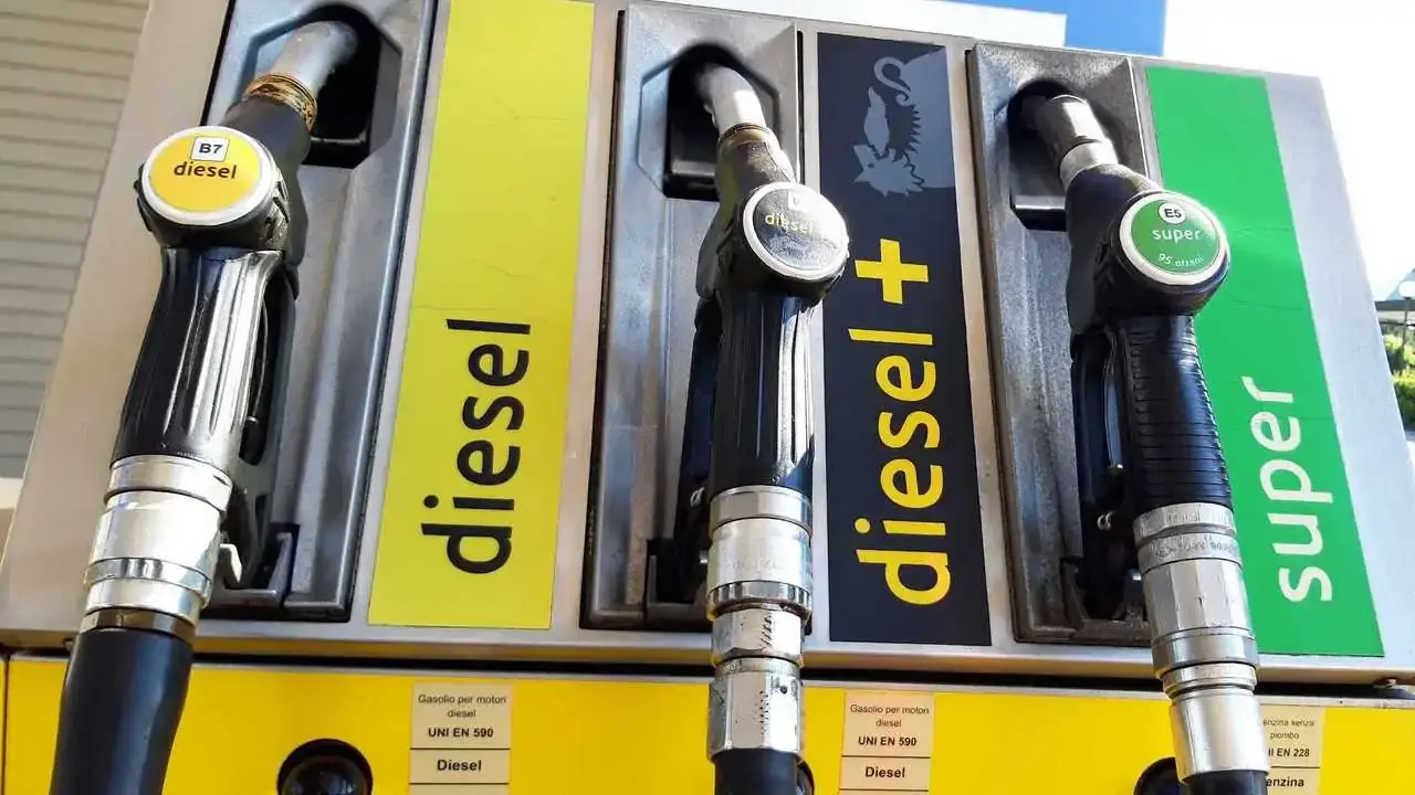 Nuovi rialzi per il carburante, gasolio a 2,7 euro mentre in autostrada supreme diesel supera i 3 euro al litro\n
