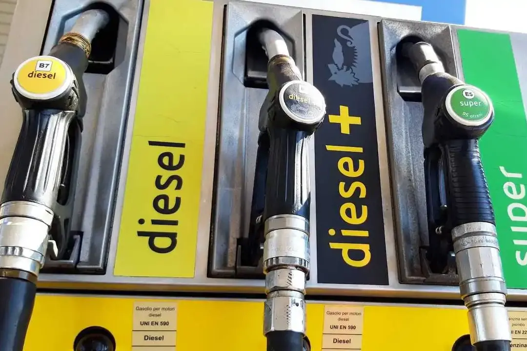 Nuovi rialzi per il carburante, gasolio a 2,7 euro mentre in autostrada supreme diesel supera i 3 euro al litro\n
