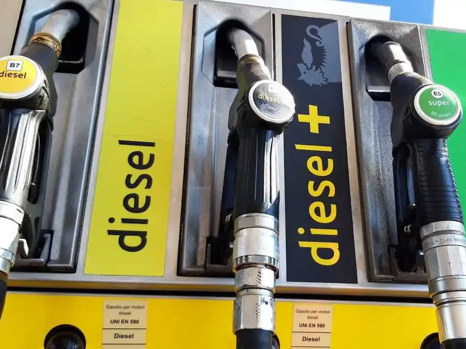 Nuovi rialzi per il carburante, gasolio a 2,7 euro mentre in autostrada supreme diesel supera i 3 euro al litro