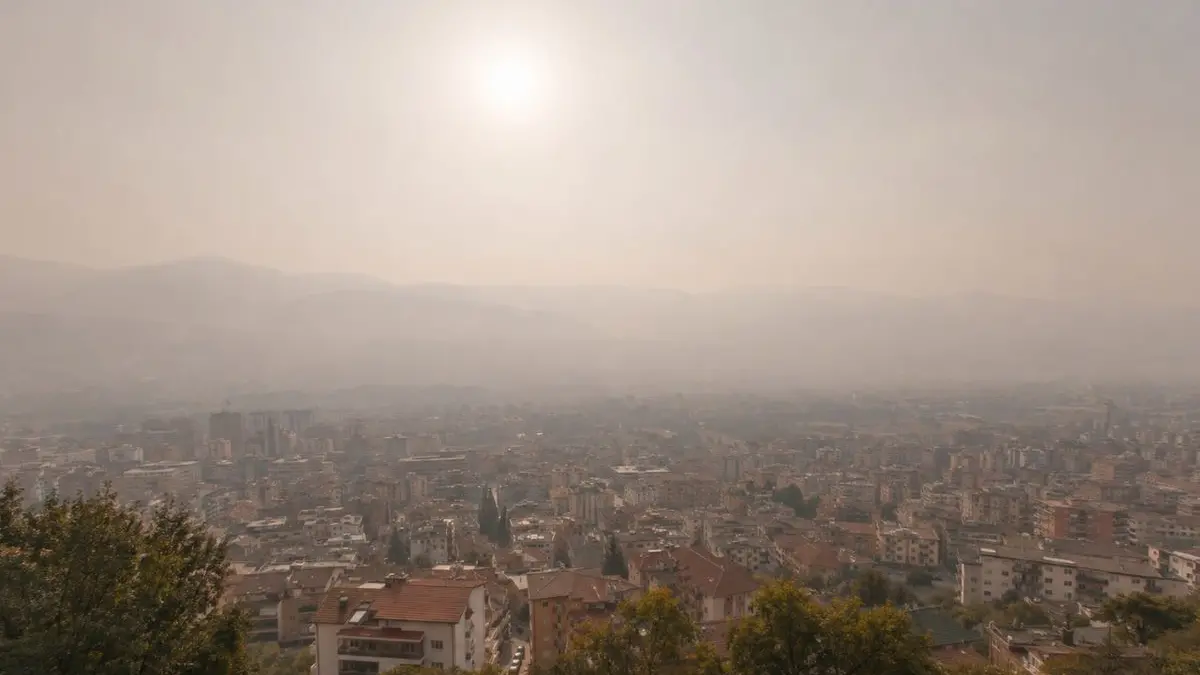 <p>Sole e foschia sulla citt&agrave; di Cosenza durante una giornata caratterizzata dal caldo intenso&nbsp;</p>\\n