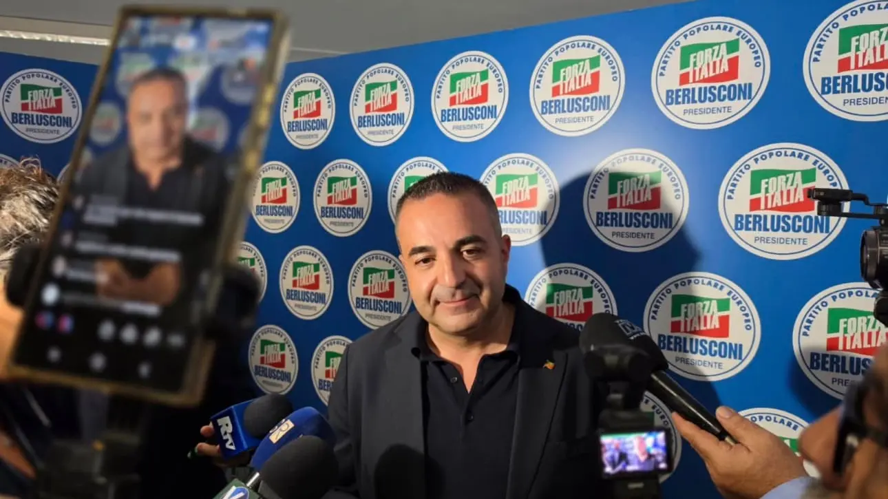 <p>Suppletive, Cannizzaro: «<span style=\"color:hsl(0, 75%, 60%);\">Roscioli l’ho imposto io</span>, lavorerà ogni giorno a Roma per Reggio»</p>
