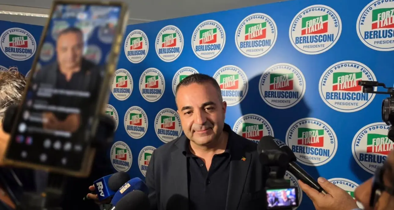 <p>Suppletive, Cannizzaro: «<span style=\"color:hsl(0, 75%, 60%);\">Roscioli l’ho imposto io</span>, lavorerà ogni giorno a Roma per Reggio»</p>