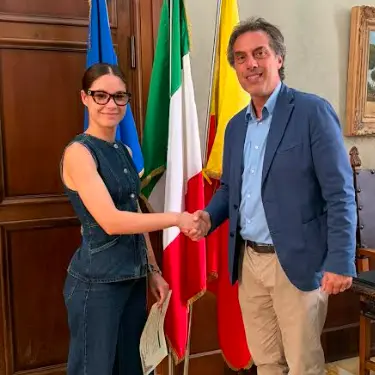 Cittadinanza italiana a una cittadina di origine rumena: la firma del sindaco Fiorita\n