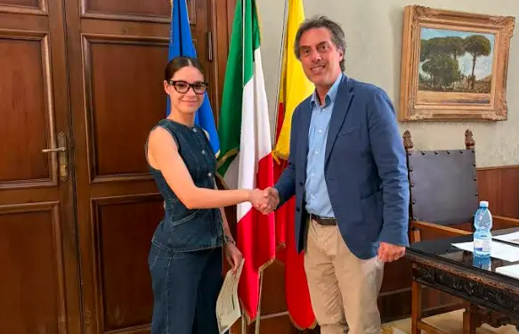 Cittadinanza italiana a una cittadina di origine rumena: la firma del sindaco Fiorita\n