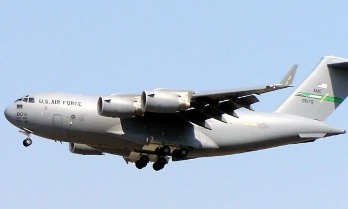 Boeing C-17A Globemaster III militare statunitense atterra a Mosca, il Cremlino dice di non sapere\n