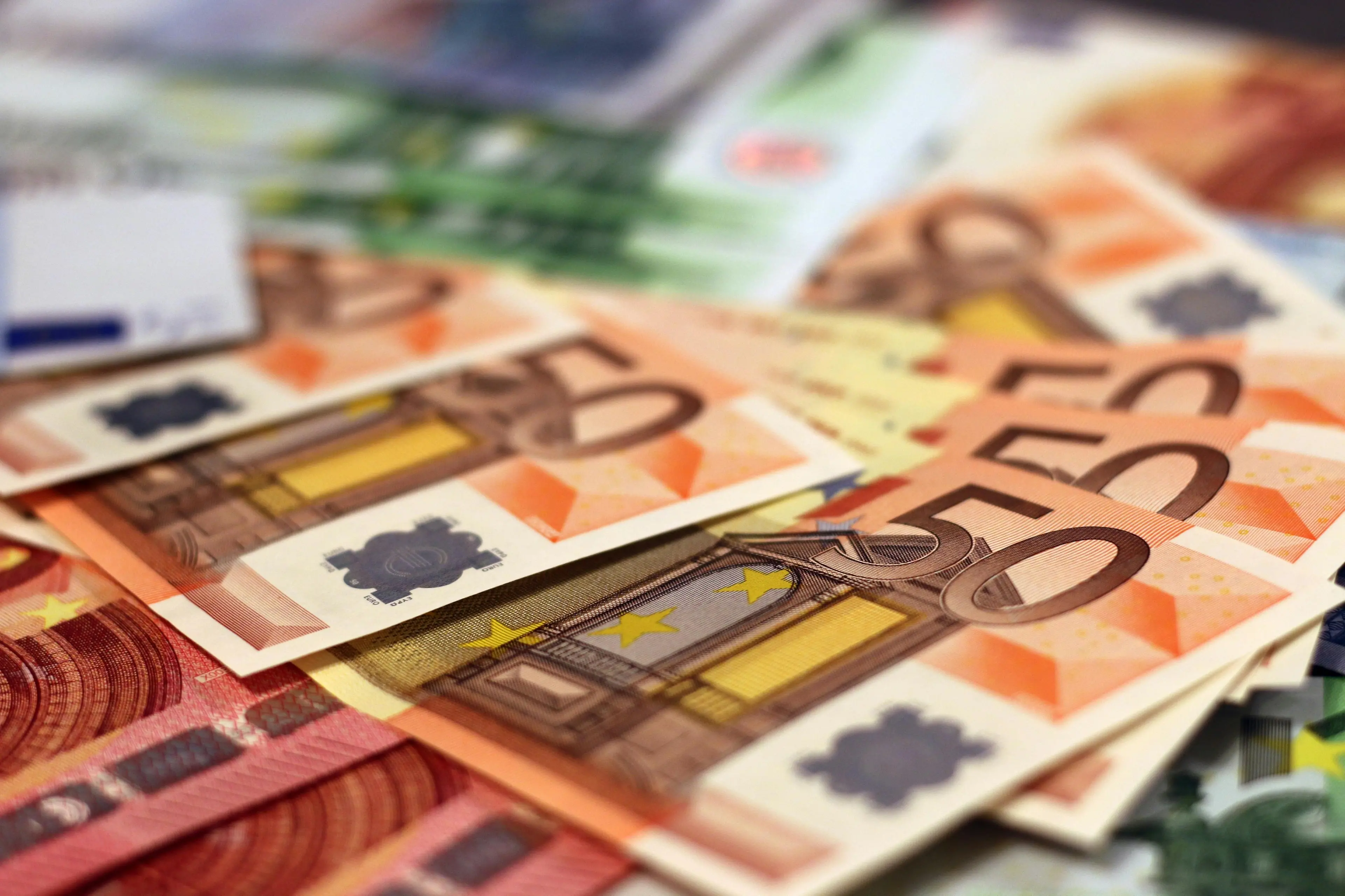 Conti correnti sempre più cari: il costo è salito del 23% in dieci anni.\u00A0Crotone è la città “più povera”\n