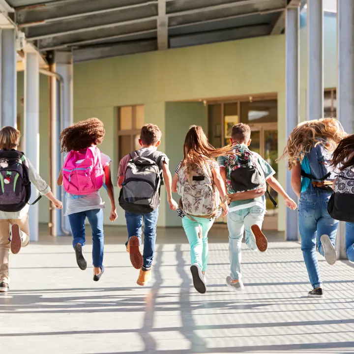 <p>Ritorno in aula con stangata: la ripresa delle lezioni costa fino a 1.300 euro a studente, ecco come risparmiare</p>
