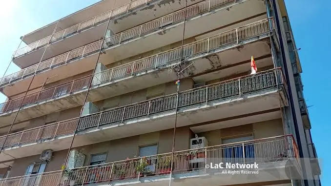 <p><span style=\"color:hsl(0, 75%, 60%);\">Maria Luce torna a casa</span>: dimessa la bimba caduta dal balcone insieme a mamma e fratellini</p>