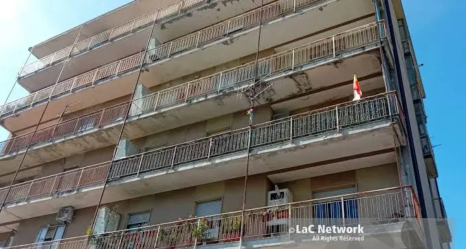 <p><span style=\"color:hsl(0, 75%, 60%);\">Maria Luce torna a casa</span>: dimessa la bimba caduta dal balcone insieme a mamma e fratellini</p>