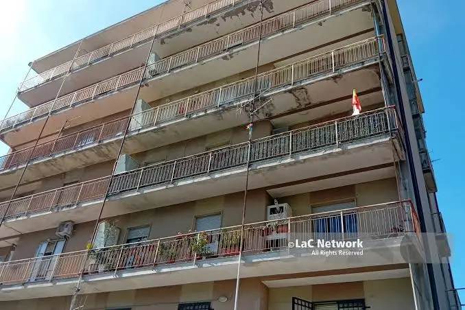 Catanzaro, Maria Luce torna a casa: dimessa la bimba caduta dal balcone insieme a mamma e fratellini\n