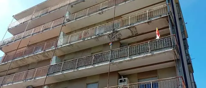 Catanzaro, Maria Luce torna a casa: dimessa la bimba caduta dal balcone insieme a mamma e fratellini\n