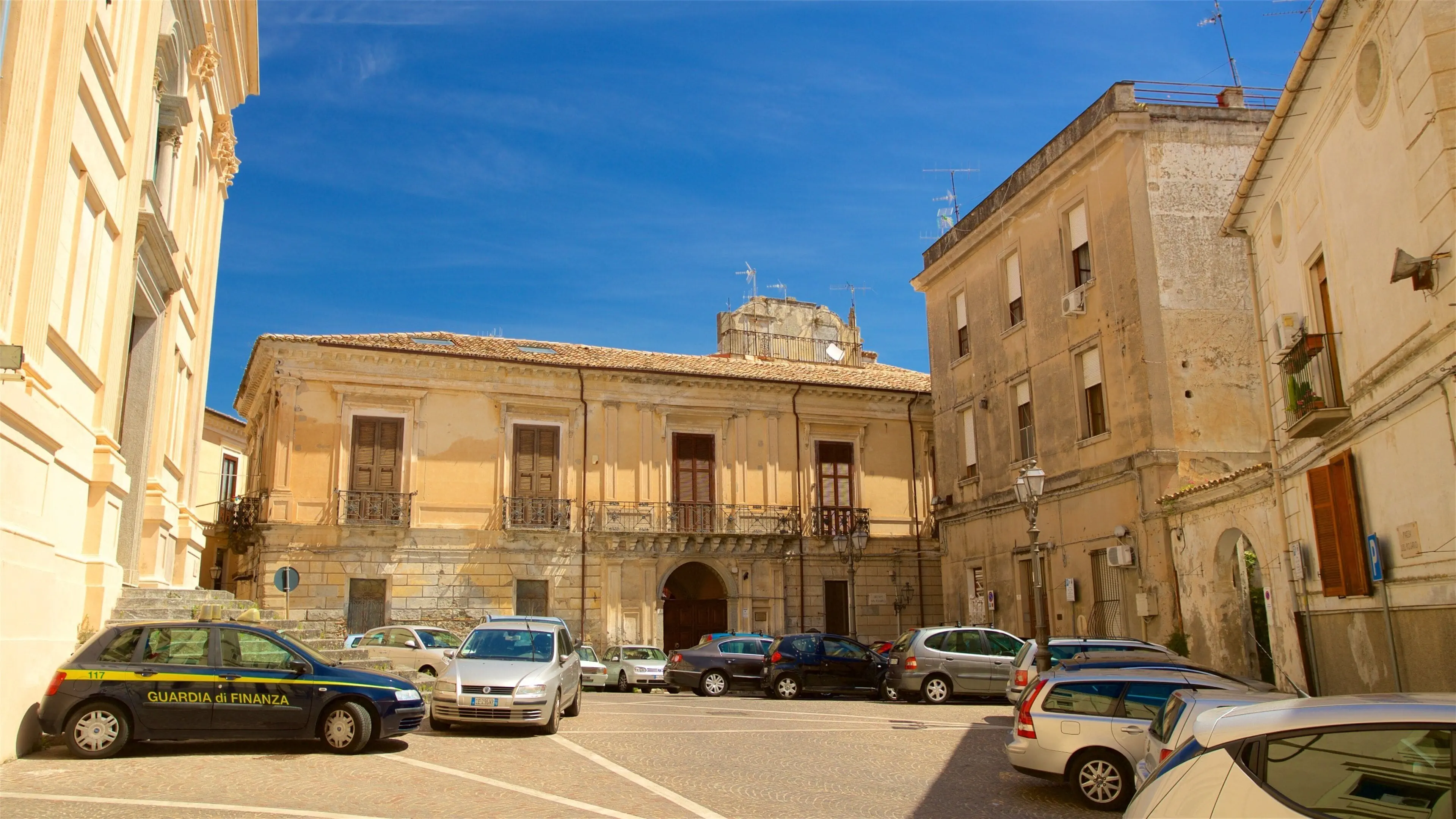 <p><span style=\"color:hsl(0, 75%, 60%);\">Sosta e transito modificati</span> in due strade e piazze del Centro storico</p>
