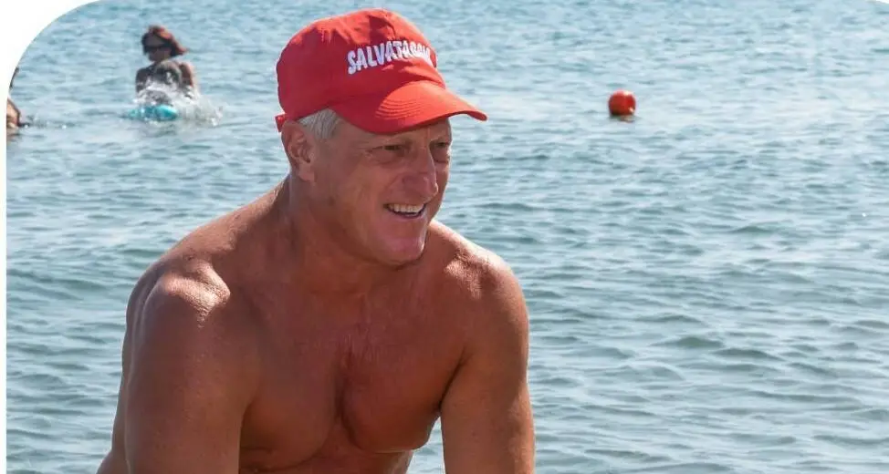 Savona, coppia in difficoltà in mare: bagnino si tuffa per salvarli, ma muore insieme all'uomo\n