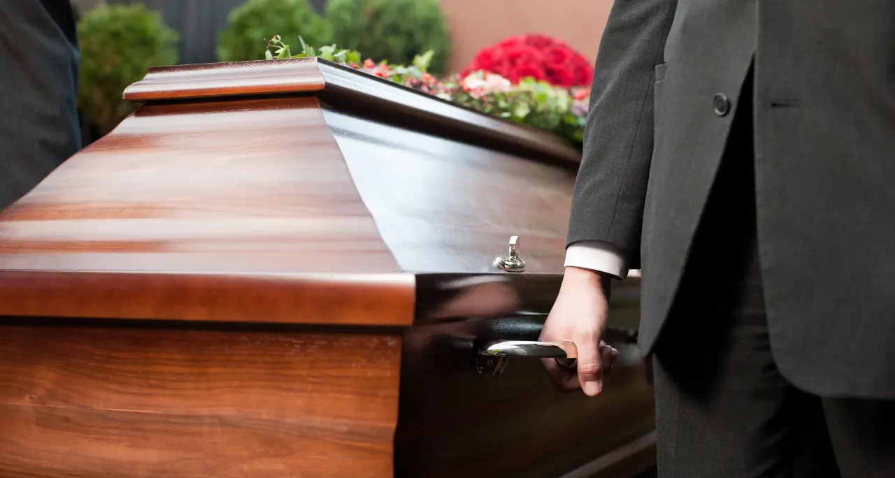 <p><span style=\"color:hsl(0, 75%, 60%);\">Niente funerali pubblici</span> in Calabria per il nonno della moglie di Marco Ferdico</p>