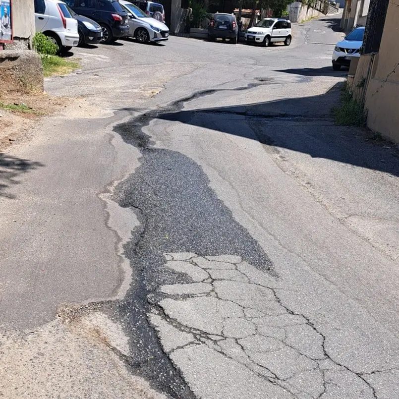 \u00A0Reggio, i residenti di Eremo Botte: «\u00A0Tre mesi di spreco d'acqua e segnalazioni ignorate»\n