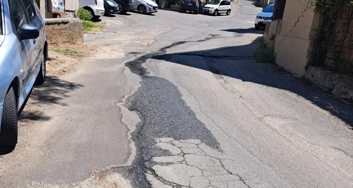 \u00A0Reggio, i residenti di Eremo Botte: «\u00A0Tre mesi di spreco d'acqua e segnalazioni ignorate»\n