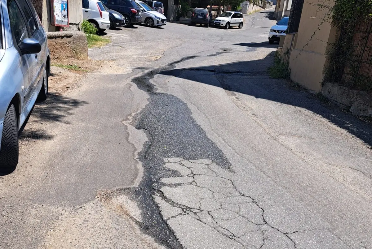 \u00A0Reggio, i residenti di Eremo Botte: «\u00A0Tre mesi di spreco d'acqua e segnalazioni ignorate»\n