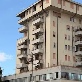 Montebelluna, bimba di 5 anni precipita dal quinto piano: è gravissima\n