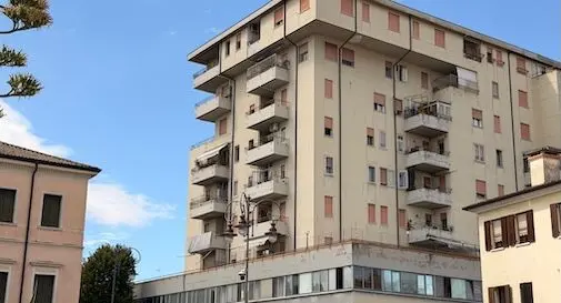 Montebelluna, bimba di 5 anni precipita dal quinto piano: è gravissima\n
