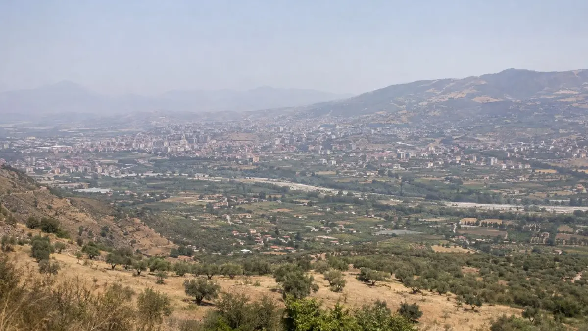 <p>La Valle del Crati durante una giornata molto calda</p>\\n