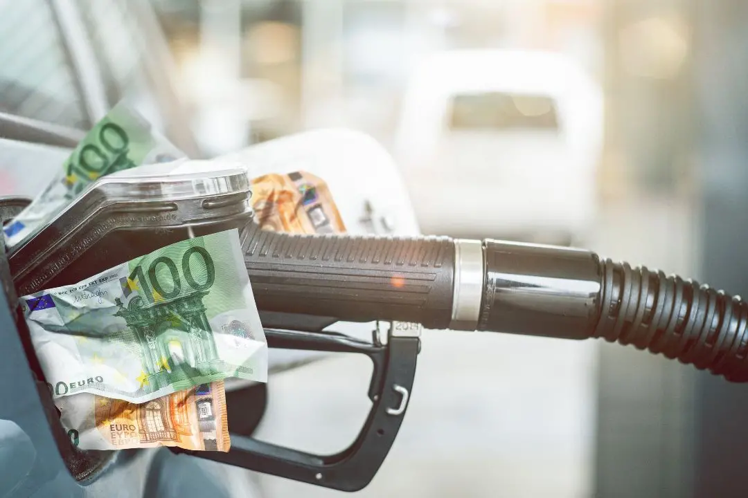 Il diesel sfonda la soglia dei 3 euro: scontro politico sugli extraprofitti dopo il \"no\" di Bruxelles\n