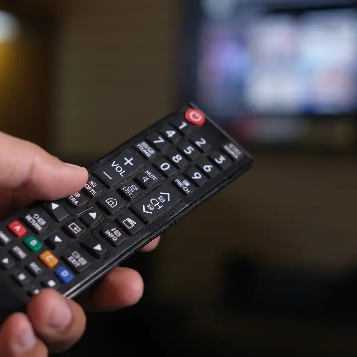 Il canale 57\u00A0cambia volto,\u00A0Italiana prende il posto di Rai Scuola: l’identità nazionale sostituisce\u00A0la\u00A0missione culturale\n
