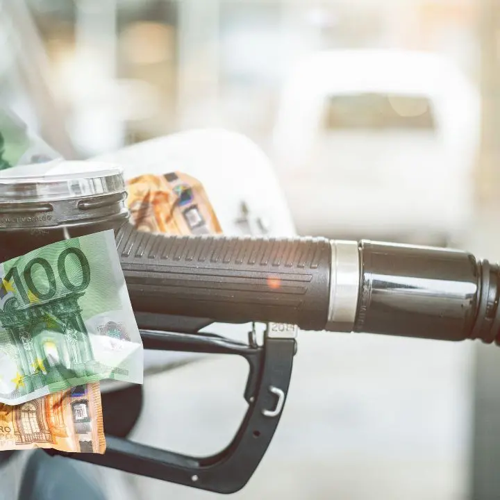 Il diesel sfonda la soglia dei 3 euro: scontro politico sugli extraprofitti dopo il \"no\" di Bruxelles\n