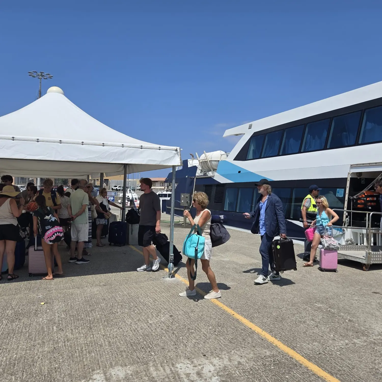 Collegamenti tra Vibo Marina e le Isole Eolie, passeggeri ancora in crescita: il Comune chiede corse giornaliere e fondi alla Regione\n