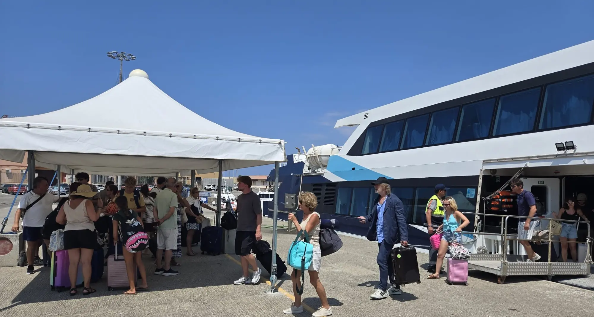 Collegamenti tra Vibo Marina e le Isole Eolie, passeggeri ancora in crescita: il Comune chiede corse giornaliere e fondi alla Regione\n