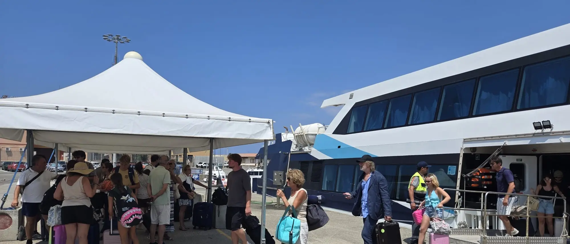 Collegamenti tra Vibo Marina e le Isole Eolie, passeggeri ancora in crescita: il Comune chiede corse giornaliere e fondi alla Regione\n